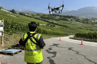 Lucie Zufferey, oenologue à la cave des Bernunes à Sierre, pilote le drone utilisé pour épandre les produits sur les vignes